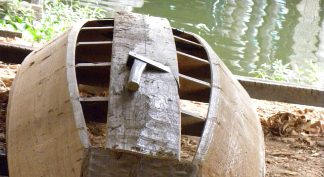 Workshop di canoe nel villaggio di Nam Pan